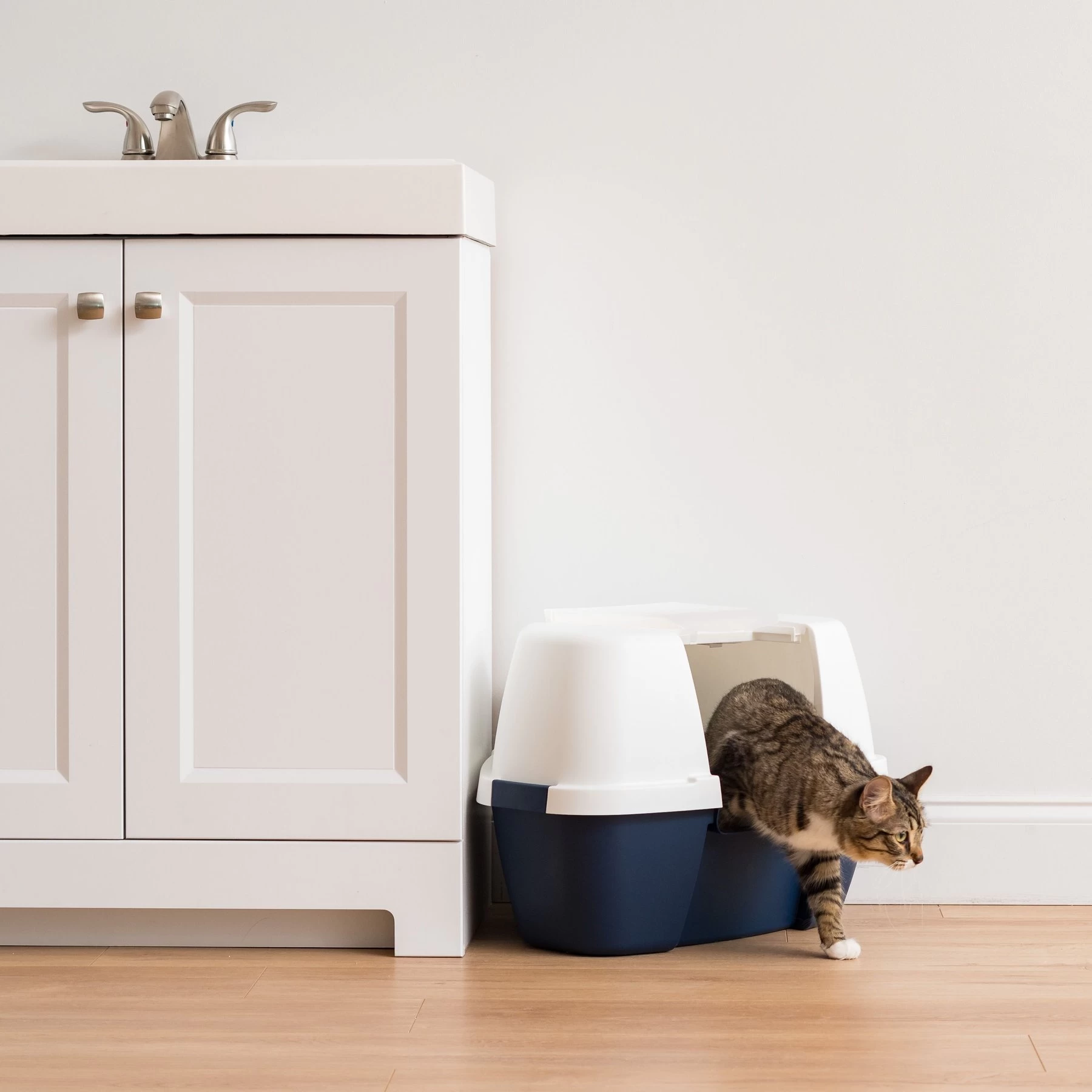 IRIS USA Hooded Corner Cat Litter Box With Front Door Flap 9 IRIS USA Hooded Corner Cat Litter Box With Front Door Flap - Image 7